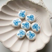 Ceramic oval bead 19x16 mm - bow motif - White - Blue x1