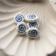 Ceramic oval bead 18.5x15 mm - Shell motif - White - Dark blue x1