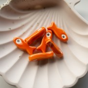 Ceramic fish pendant 25x10 mm - Orange x1