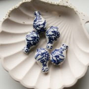 Ceramic bead vase 27x17 mm - champeter pattern - White - Blue x1