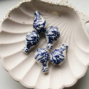 Ceramic bead vase 27x17 mm - champeter pattern - White - Blue x1