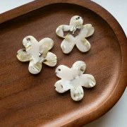 Acetate flower pendant 32x30 mm - Marbled Ivory - Dark Beige x1