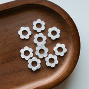 14 mm acetate flower pendant - Pearlescent white x1