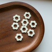 14 mm acrylic flower pendant - Off-white x1