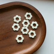 14 mm acrylic flower pendant - Off-white x1