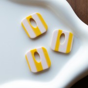 Acetate 21 mm hollow square pendant - White - Yellow stripes x1