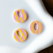 Round hollow acetate pendant 21 mm - Striped Light Pink - Yellow x1