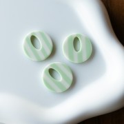 Round hollow acetate pendant 21 mm - Light green stripes - Ecru x1