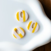Acetate 21 mm round hollow pendant - White - Yellow stripes x1