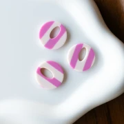 Round hollow acetate pendant 21 mm - Striped White - Magenta x1