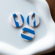 Round hollow acetate pendant 21 mm - White - Dark blue stripes x1