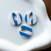 Round hollow acetate pendant 21 mm - White - Dark blue stripes x1