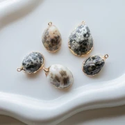 25-30 mm mottled shell pendant with gold trim - Brown Beige x1