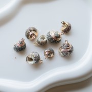 15-20 mm mottled shell pendant with gold trim - Grey - Black x1