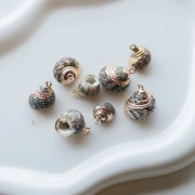15-20 mm mottled shell pendant with gold trim - Grey - Black x1