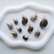 15 to 25 mm striped shell pendant with gold trim - Brown - Black x1