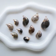 15 to 25 mm striped shell pendant with gold trim - Brown - Black x1