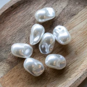 Irregular 26x18 mm imitation freshwater bead - Pearly white x1