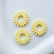 20 mm Acetate Daisy Flower Pendant - Vanilla x1