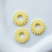 20 mm Acetate Daisy Flower Pendant - Vanilla x1