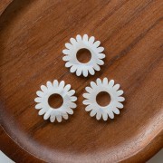 20 mm Acetate Daisy Flower Pendant - Marbled Ivory x1