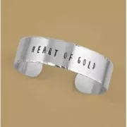 Set with 7 flat cuff bracelets in aluminium 15x1,5 cm