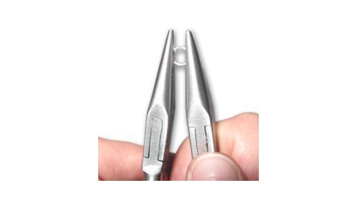 The best way to open a jump ring : Step 1 The best way to open a jump ring : Step 1