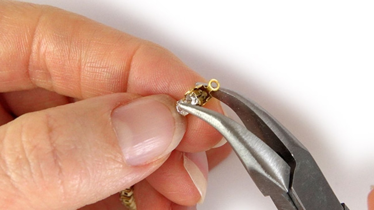How to use a rhinestone chain end? : Step 2