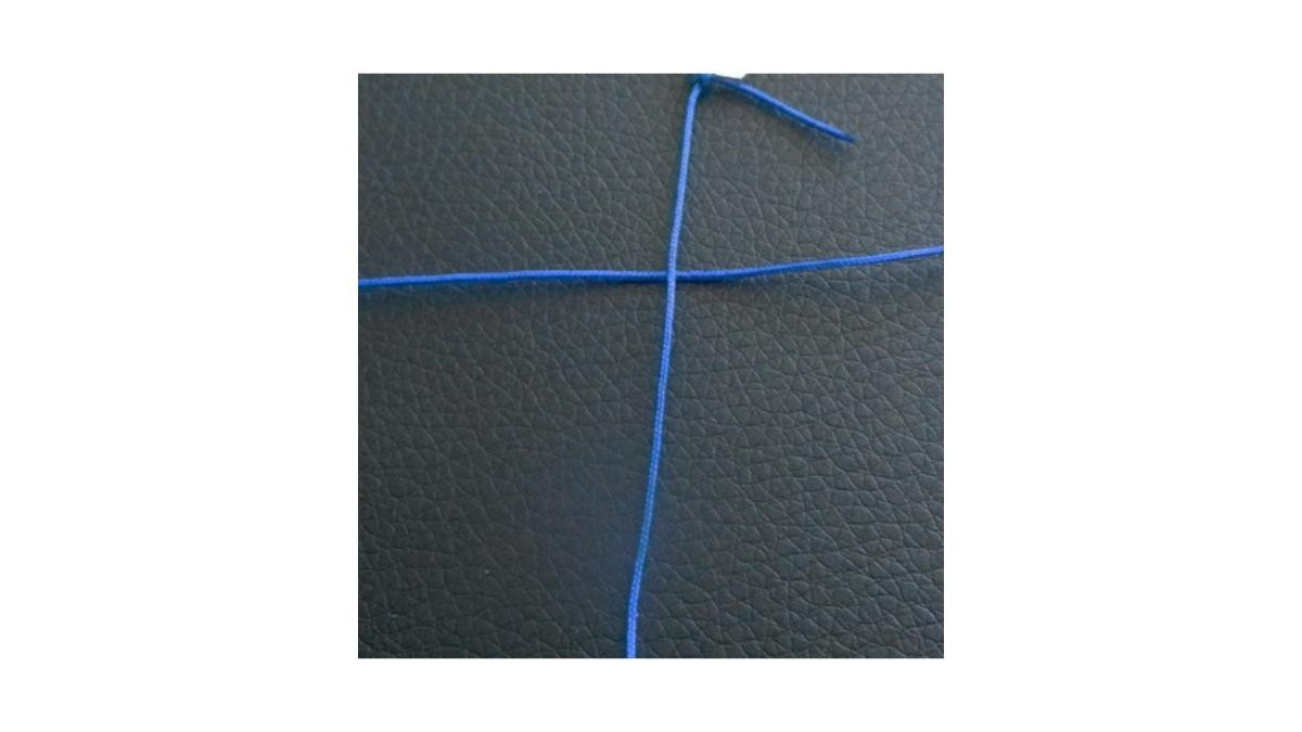 Learn how to make a macrame knot : Step 1