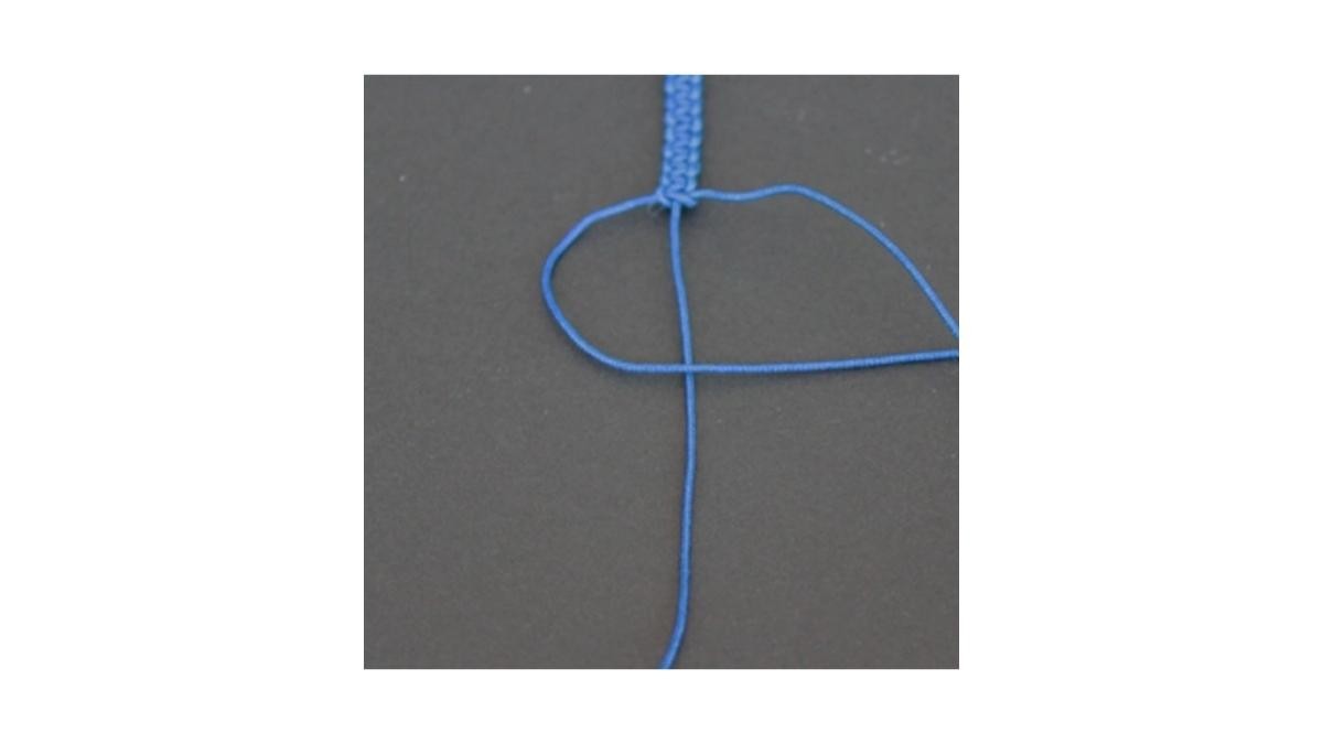 Learn how to make a macrame knot : Step 2