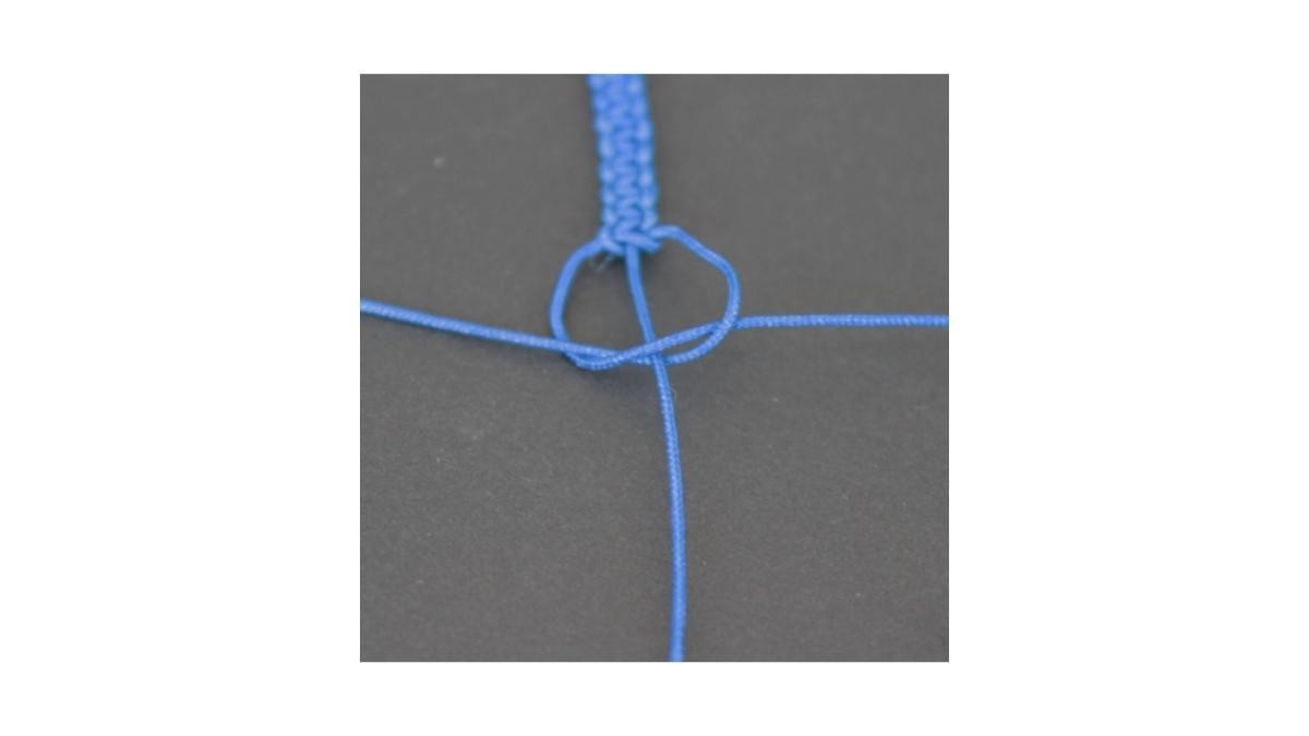 Learn how to make a macrame knot : Step 4
