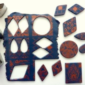 How to use a silk screen on the polymer clay and with metal powder : Step 4