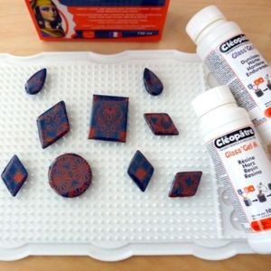 How to use a silk screen on the polymer clay and with metal powder : Step 5