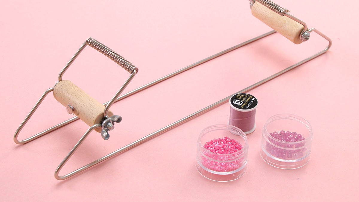 Choose your weaving beads on a loom and connect a interlayer to weaving