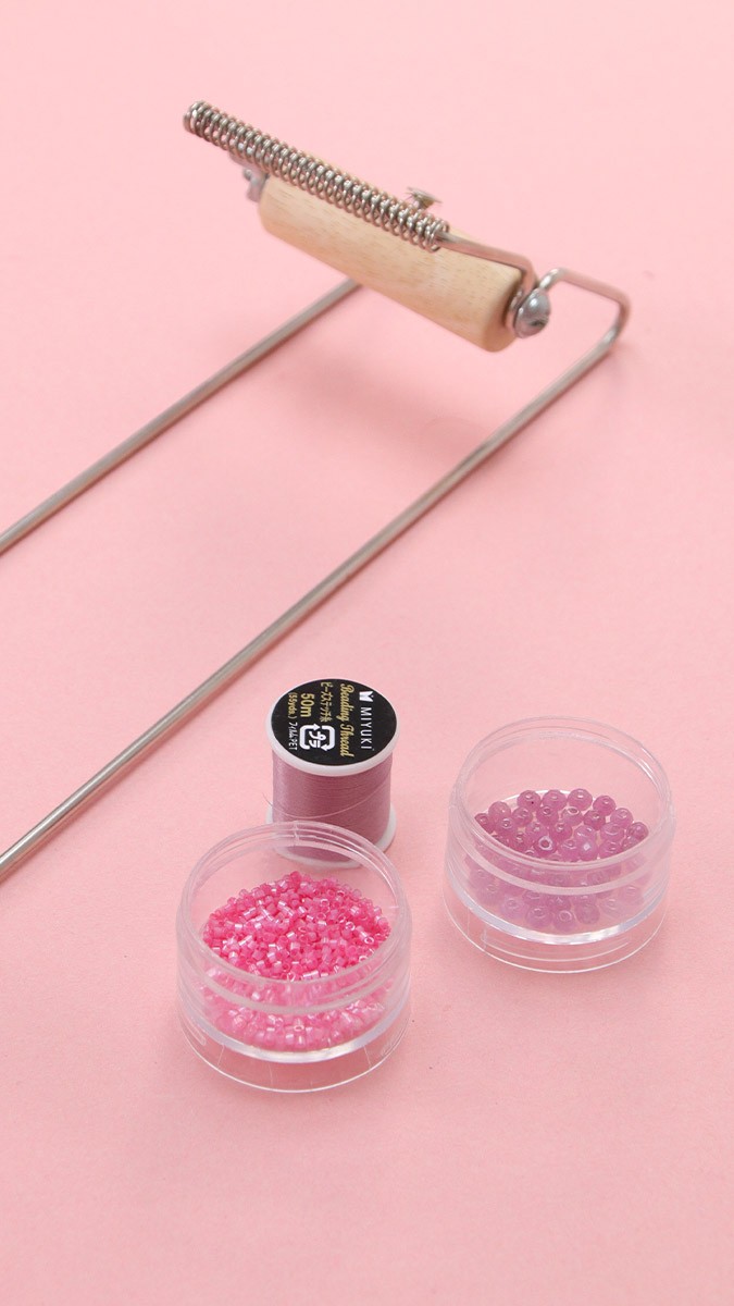 Schema Choose your weaving beads on a loom and connect a interlayer to weaving Schema Choose your weaving beads on a loom and connect a interlayer to weaving