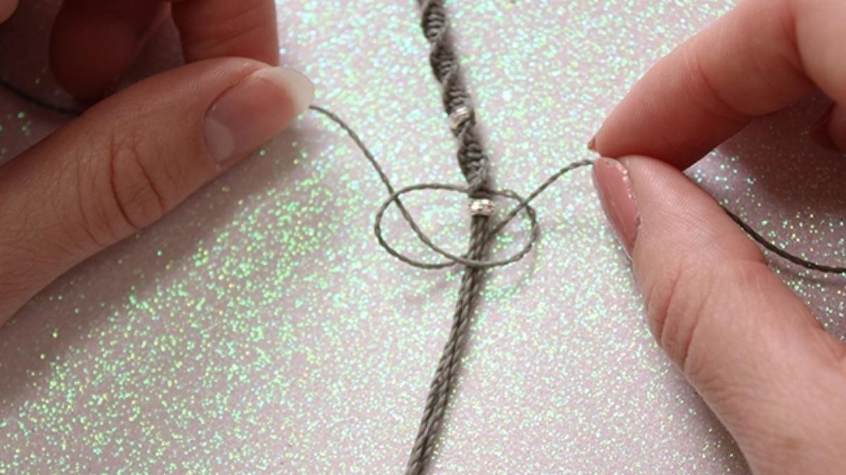 Learn the different basic knots in macramé