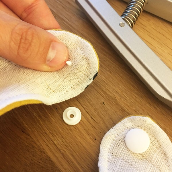 How to put a snap with pliers? : Step 4