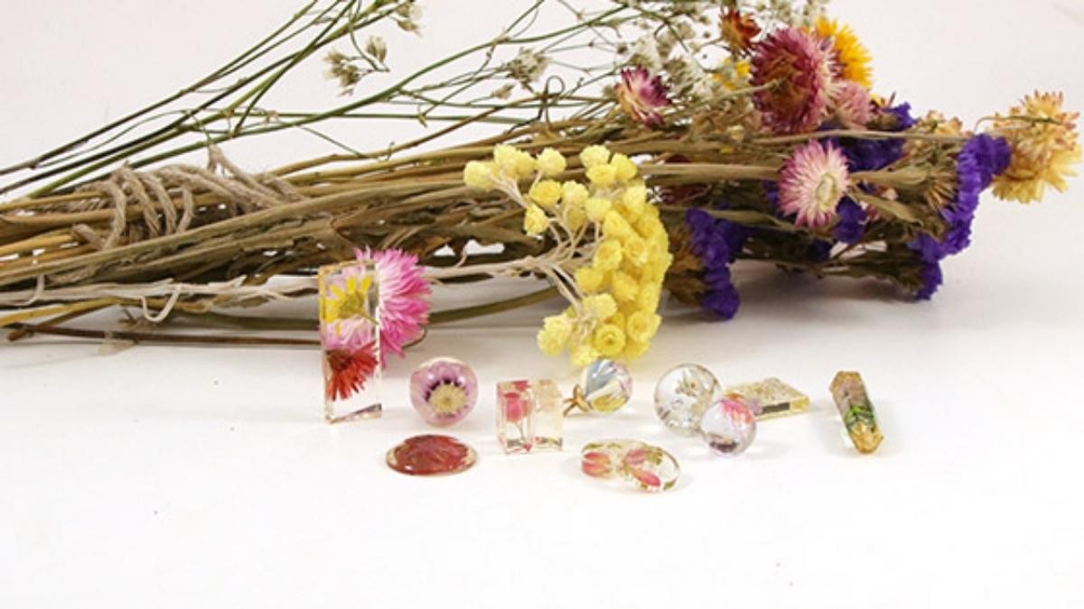 How to Resin Dried Flowers