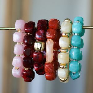 Bracelet élastique perles irrégulières en résine