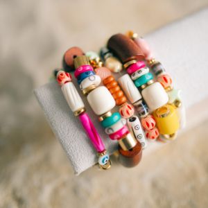 stacking de bracelets élastiques bohème