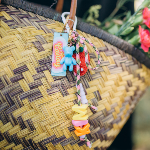 grigri de sac perles lettres colorées