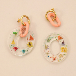 Boucles d'oreilles fleurs s&eacute;ch&eacute;es et r&eacute;sine