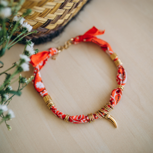 Collier bandana orange et perles travaill&eacute;es