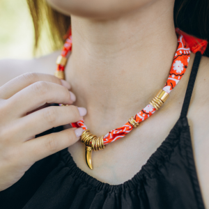 Collier bandana orange pendentif et perles