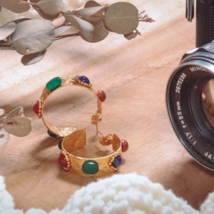 boucles d'oreilles dorées et sodalite