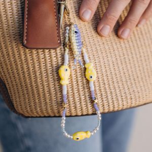 bijou de sac avec poisson tiss&eacute;