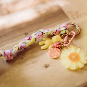 grigri de sac avec breloques color&eacute;es