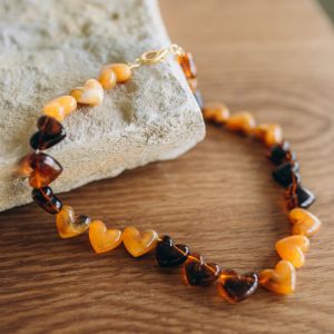 collier perles coeur en r&eacute;sine