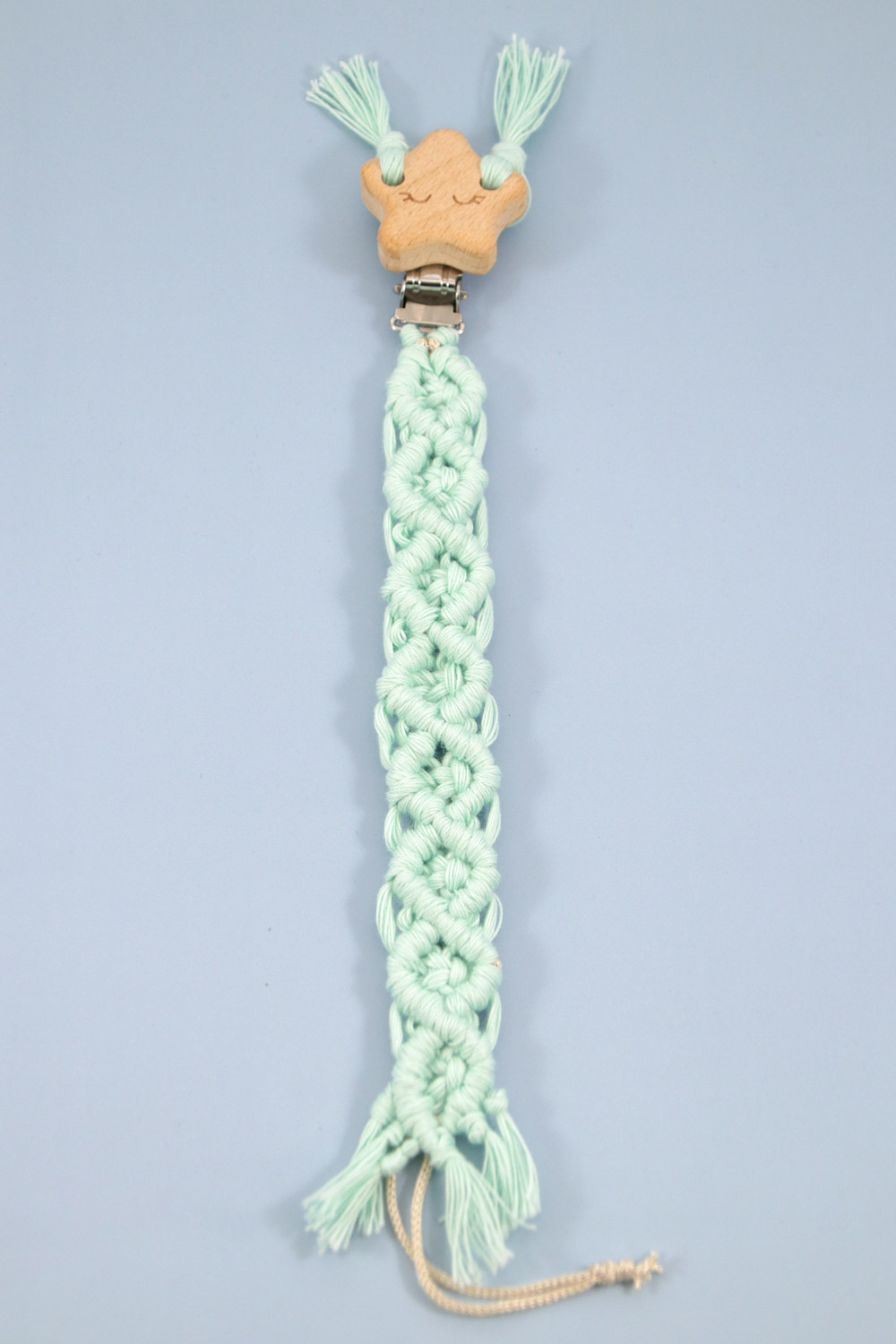 Tuto personalized pacifier clip in macrame with wooden beads