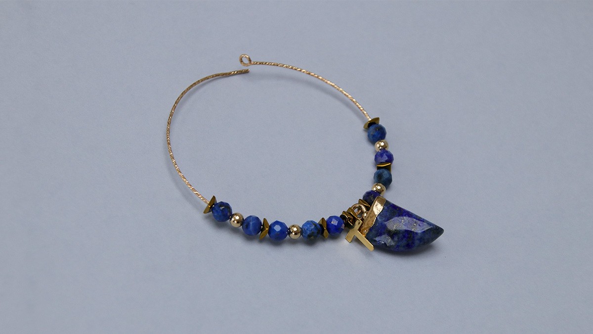 Lapis Lazuli Pearl Creoles and Shark Tooth Gold and Blue Pendant : Step 3